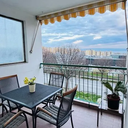 Glad Split Apart Apartment *