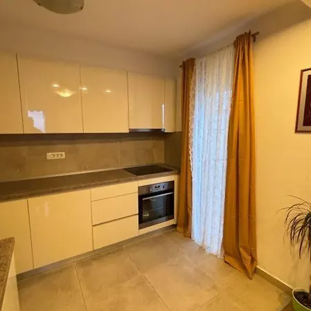 Apartment Glad Split Apart *