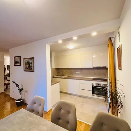 Apartment Glad Split Apart *