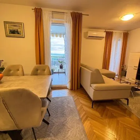 Apartment Glad Split Apart Split